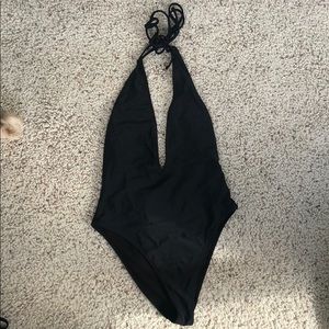 Low-back one piece swimsuit